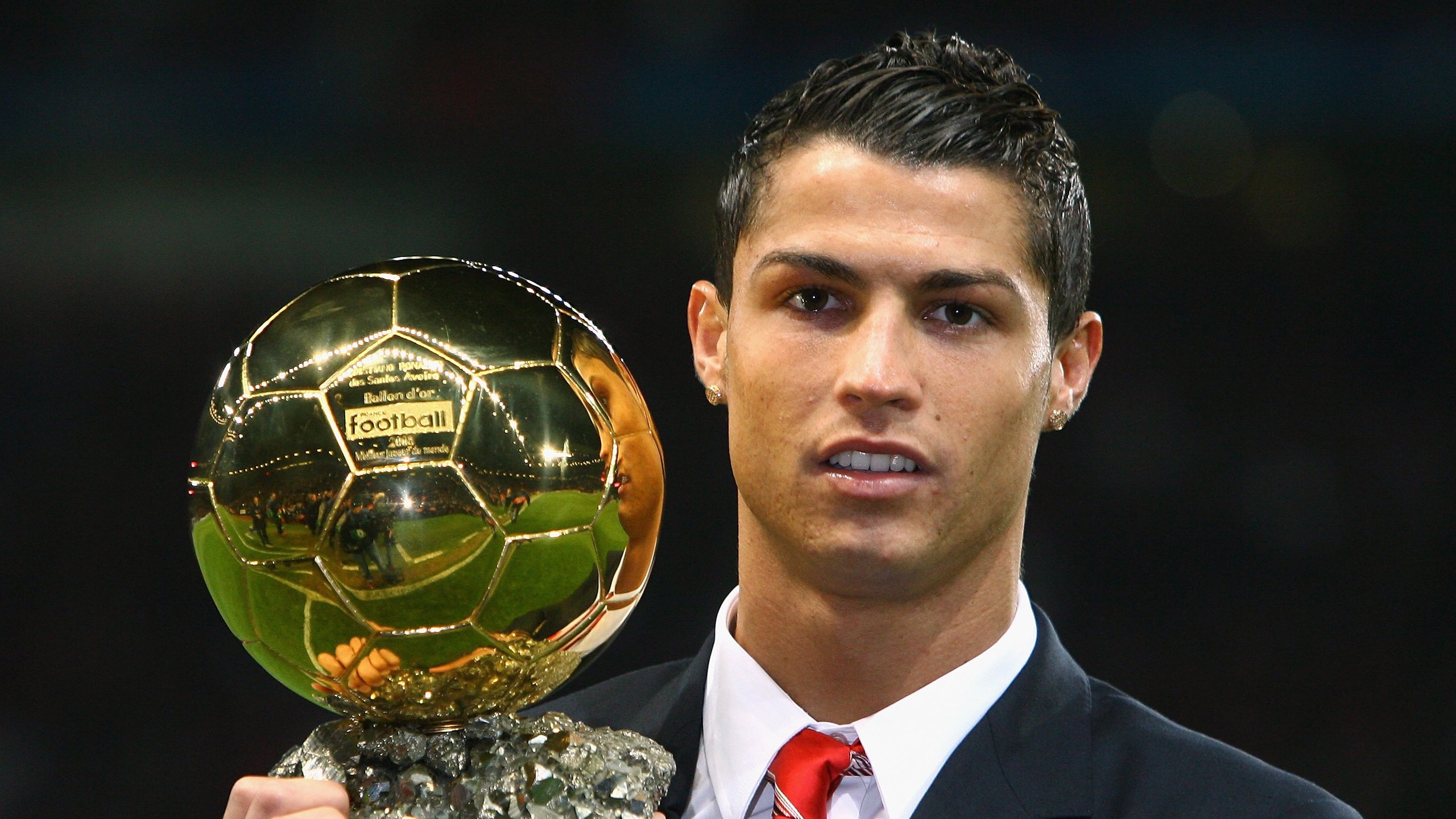 ky体育平台-拜仁强调边路传中，队员精准传球成胜负关键，拜仁传奇边后卫